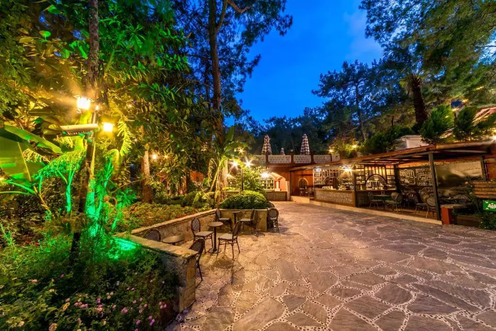 محوطه هتل گرند یازیچی کلاب مارماریس پالاس